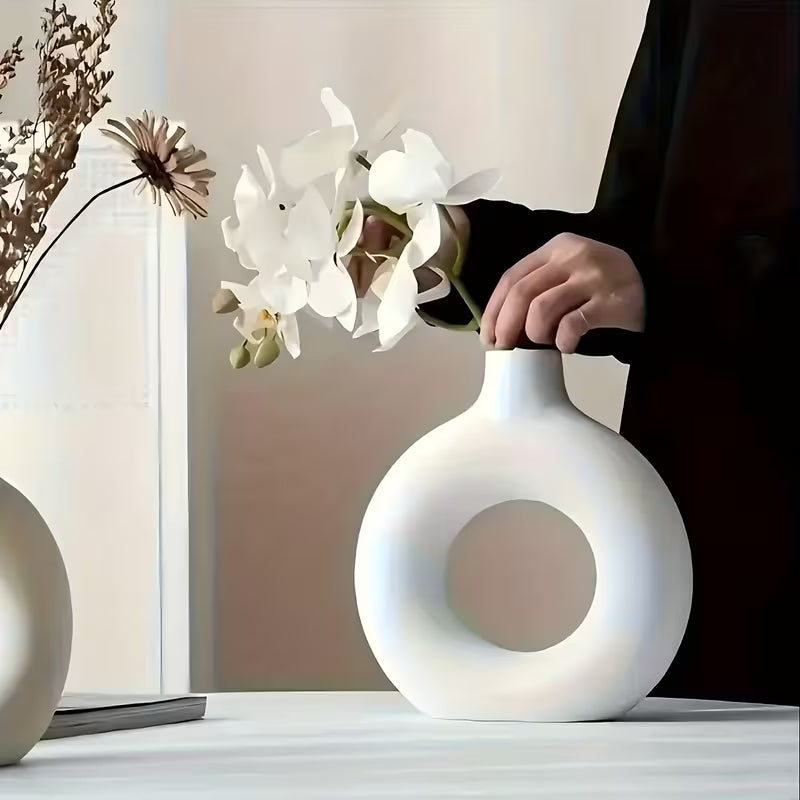 Creatively Shaped Plastic Vase, Made of Drop-resistant Plastic with an Artistic Feel. Features