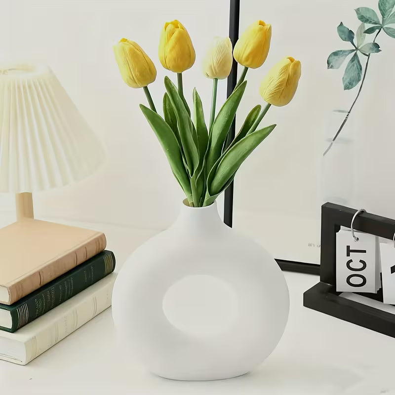 Creatively Shaped Plastic Vase, Made of Drop-resistant Plastic with an Artistic Feel. Features